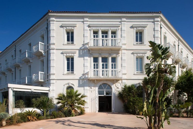 Quels sont les avantages de séjourner au Grand Hôtel des Sablettes Plage, en Provence d’Azur ?
