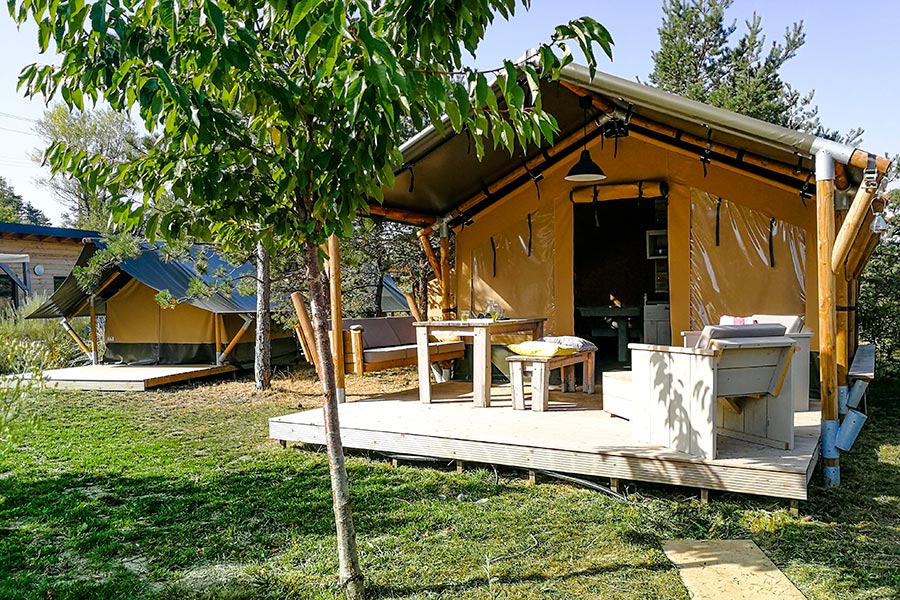 Où peut-on trouver un hébergement de vacances pas cher dans les Hautes-Alpes en été ?